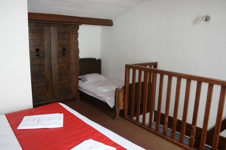 Room 7 of 27