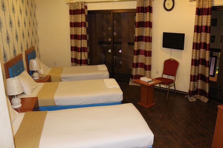 Room 9 of 16