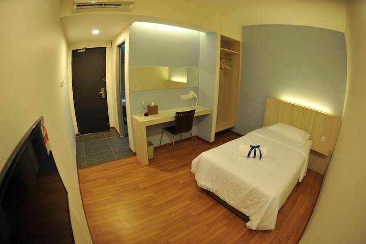 Room 32 of 60