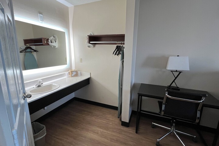 1 King Bed (2 of 13)