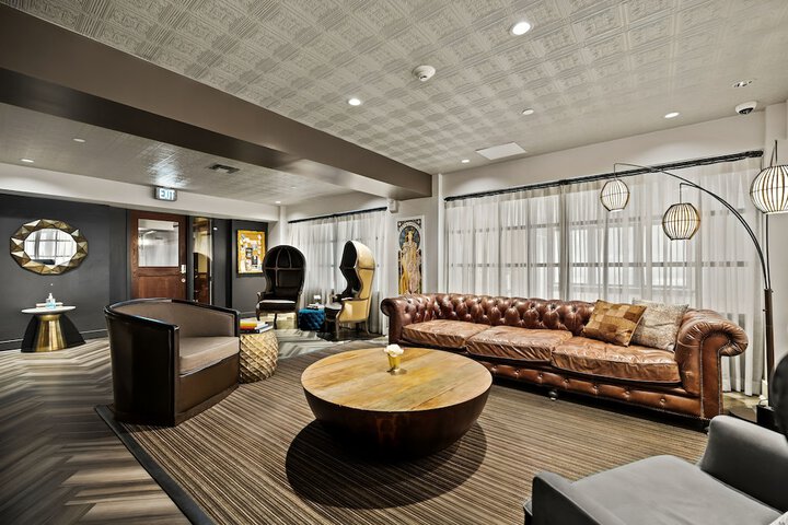 Lounge 85 of 98