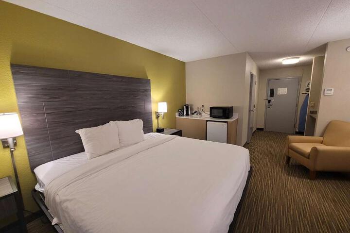 1 King Bed (1 of 11)