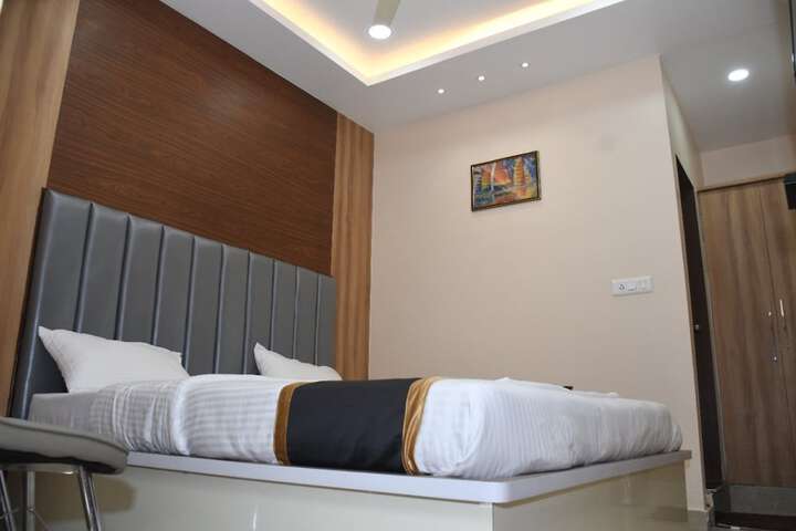 Room 9 of 18