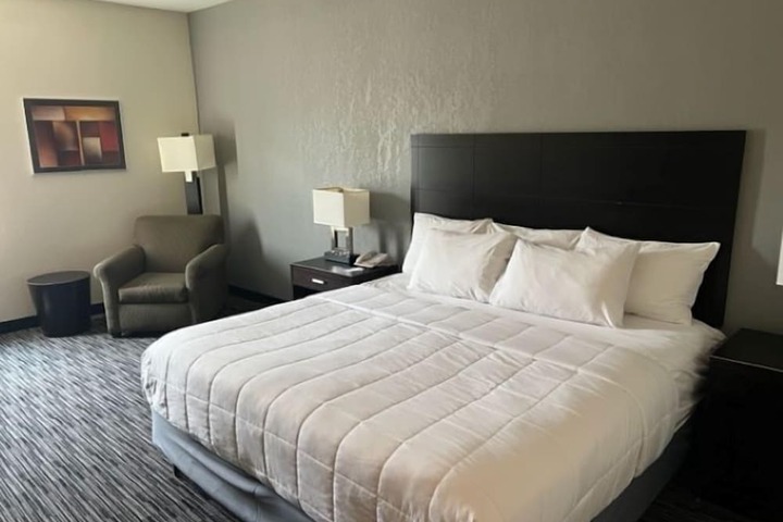 1 King Bed Private Bathroom (3 of 4)