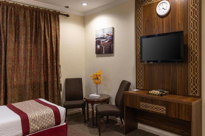 Room 7 of 12