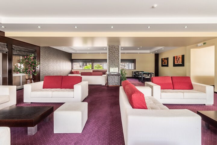 Lounge 49 of 51