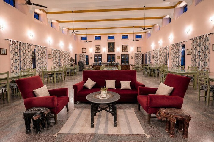 Lounge 8 of 17