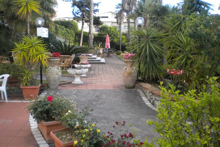Hotel Exterior 49 of 52