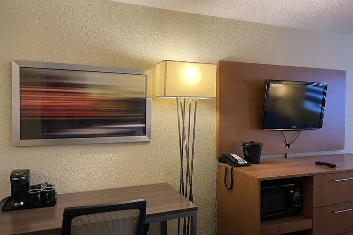 1 Queen Bed (1 of 15)