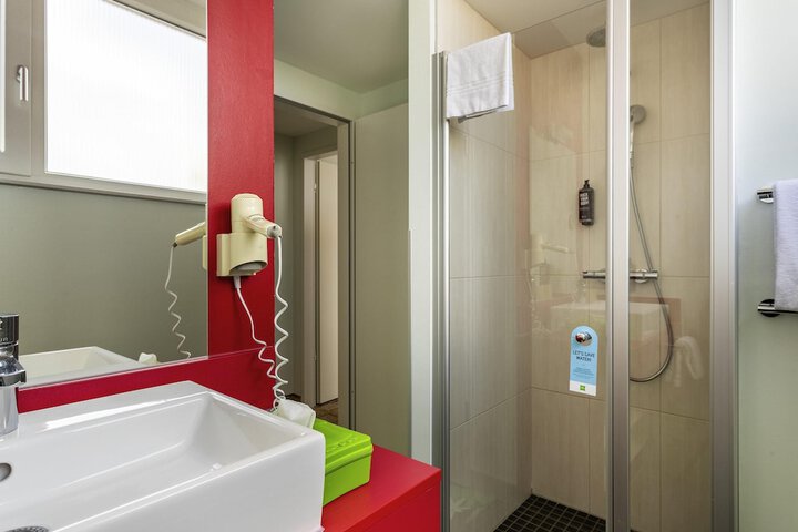 Room 15 of 48