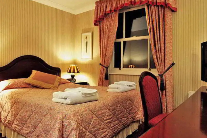 Room 4 of 5