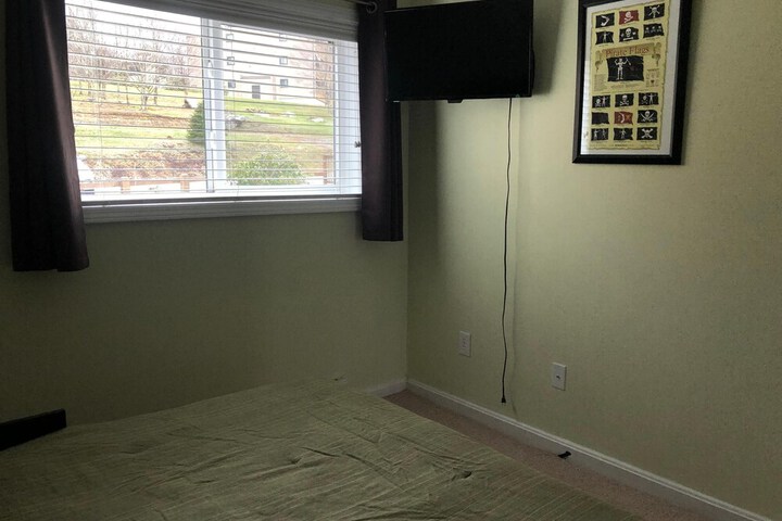 Room 4 of 16