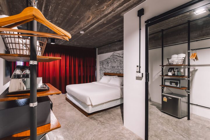 Room 13 of 37