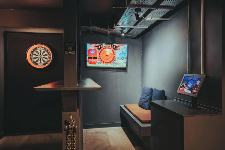 Lounge 43 of 48