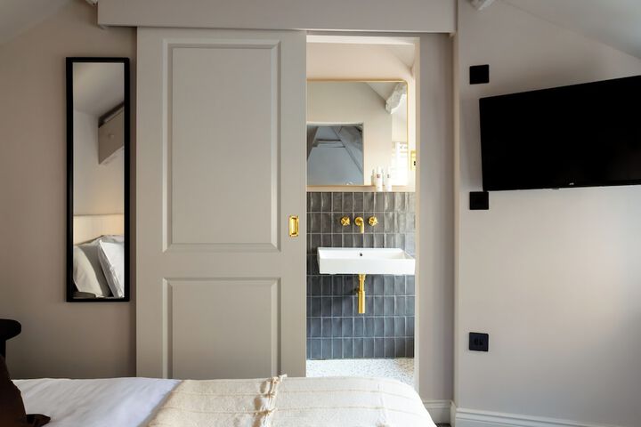 Room 43 of 48