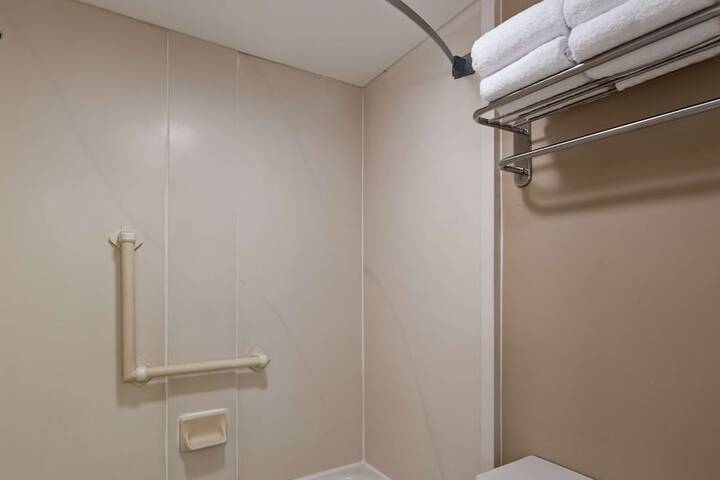 1 King Bed High Speed Internet Accessible Microwave, Refrigerator, Continental Breakfast (1 of 14)