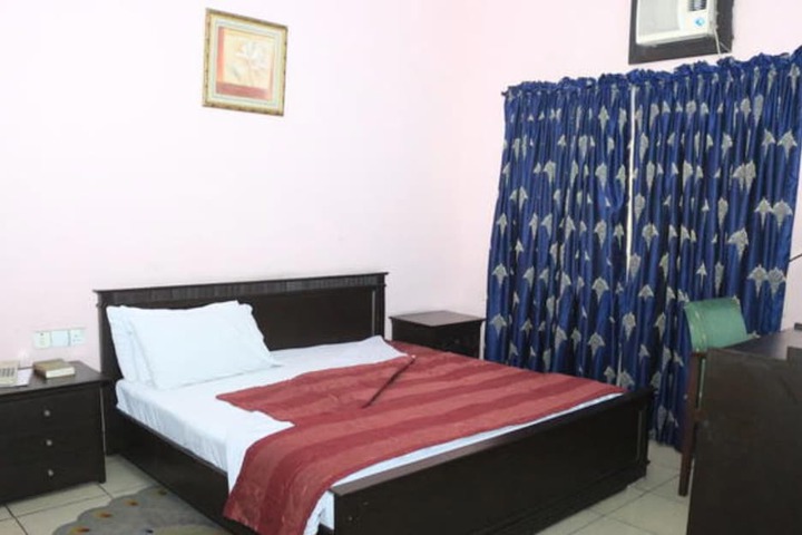 Room 8 of 33