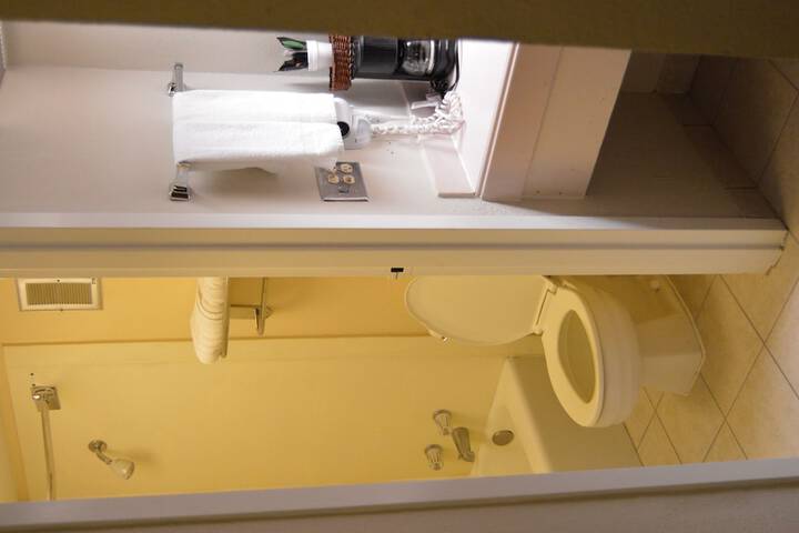 1 King Bed Mobility Hearing Accessible Room Bathtub with Grab Bars (7 of 18)