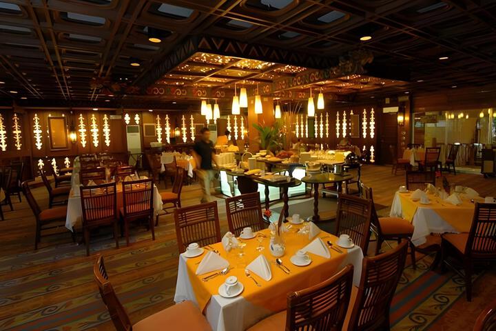 Dining 1 of 7
