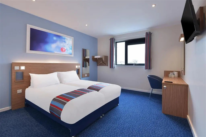 Room 2 of 10