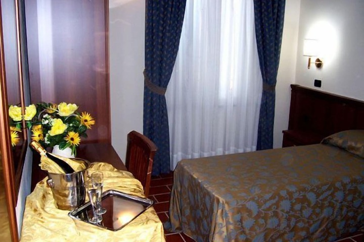 Room 12 of 68