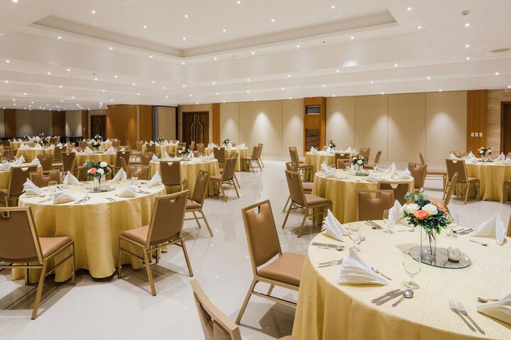 Ballroom/Hall 24 of 27