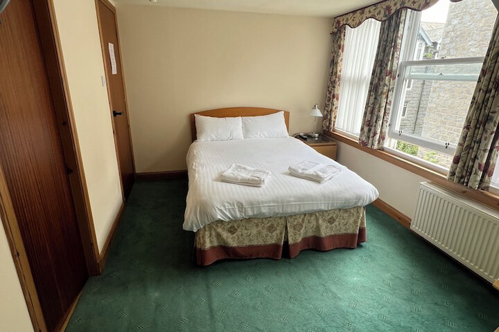 Room 4 of 16