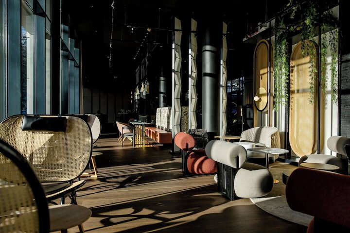 Lounge 18 of 28