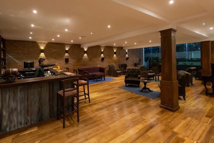 Lounge 51 of 72