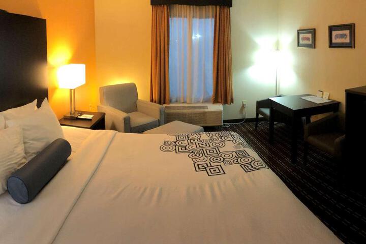 1 King Bed High Speed Internet Accessible Microwave and Refrigerator, Coffee Maker Iron and Ironing Board Hairdryer Full Breakfast (6 of 11)