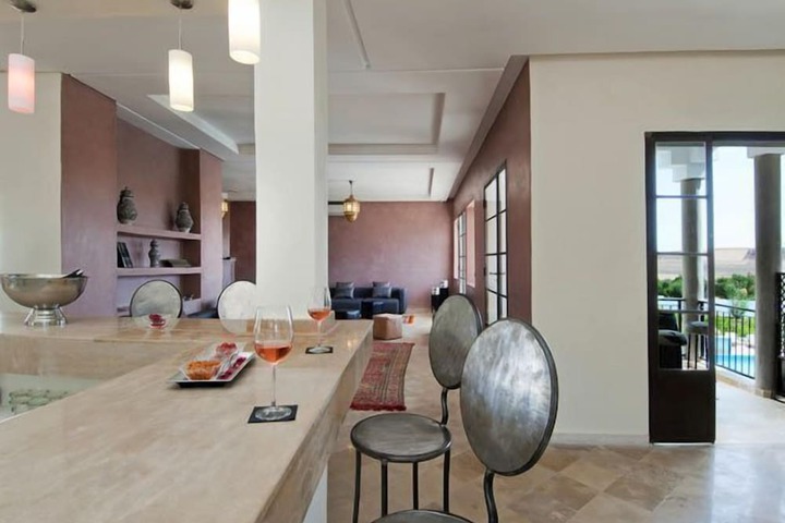 Lounge 26 of 34