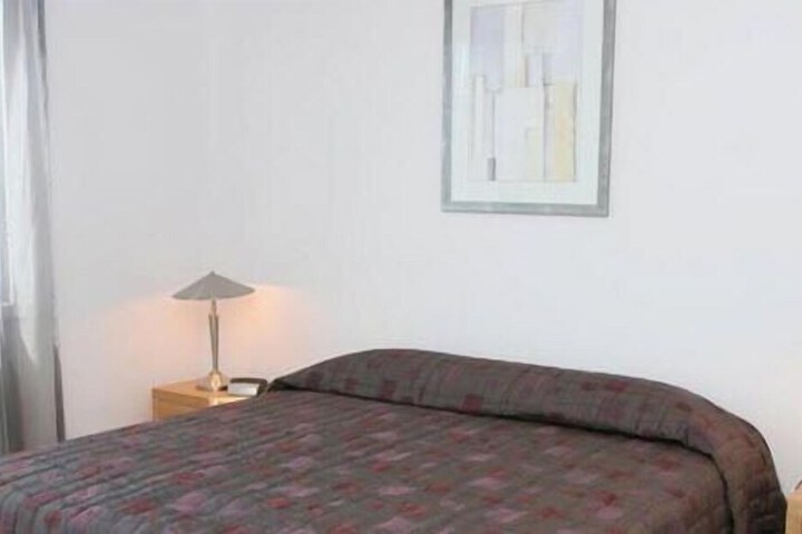 Room 4 of 9