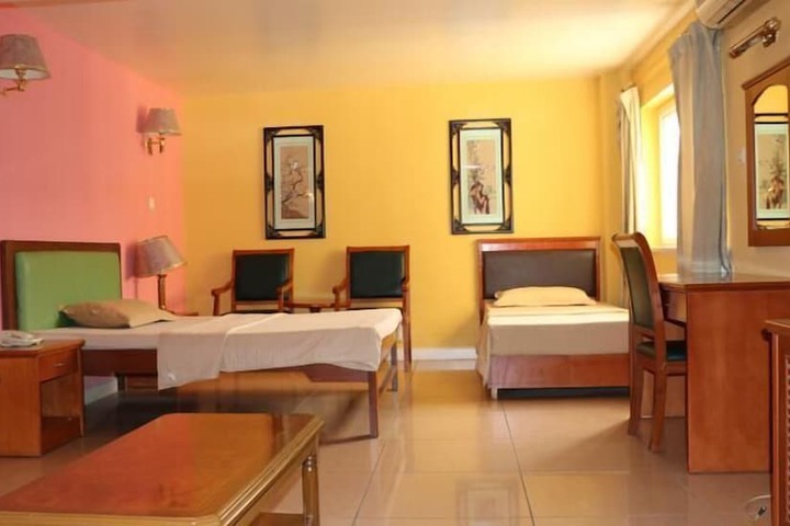 Room 4 of 16