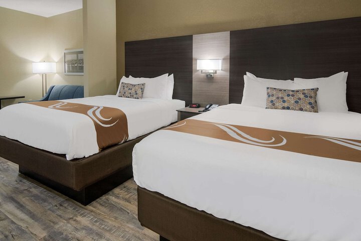 1 Queen Bed Accessible (15 of 26)