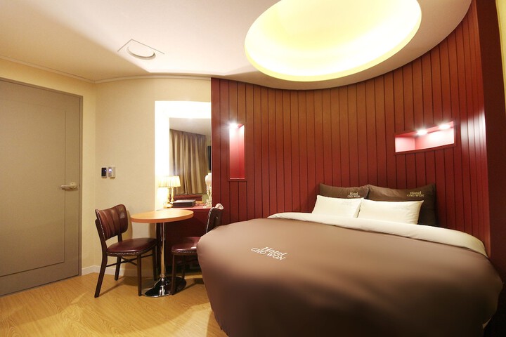 Room 9 of 127