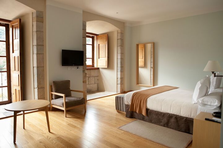 Room 9 of 42