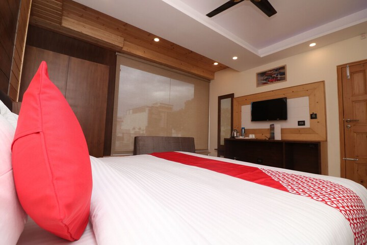 Room 4 of 12