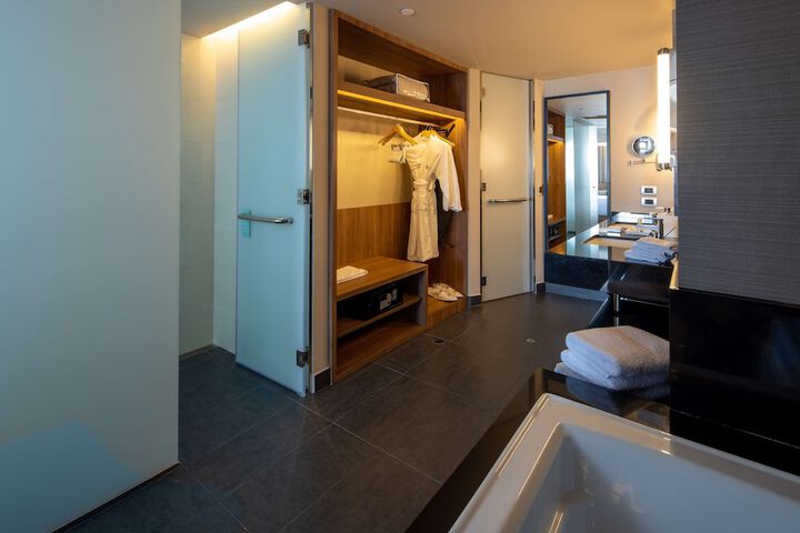 Room 49 of 77