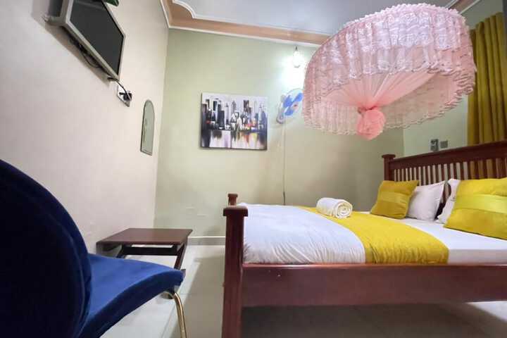 Room 8 of 25