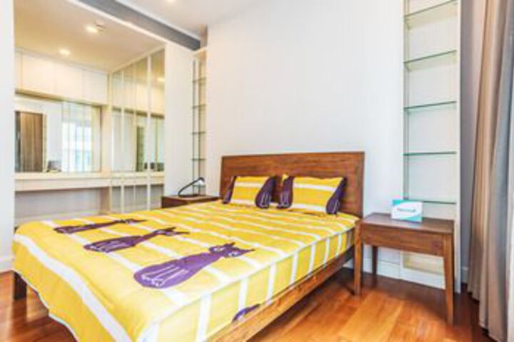 Room 6 of 12