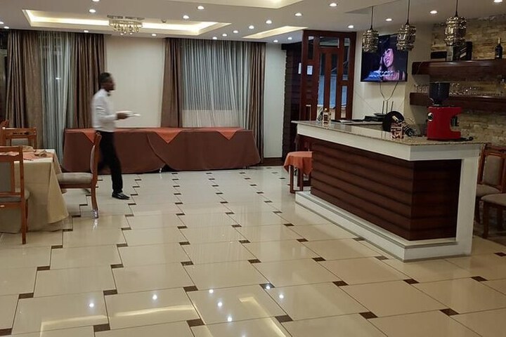 Lounge 27 of 32