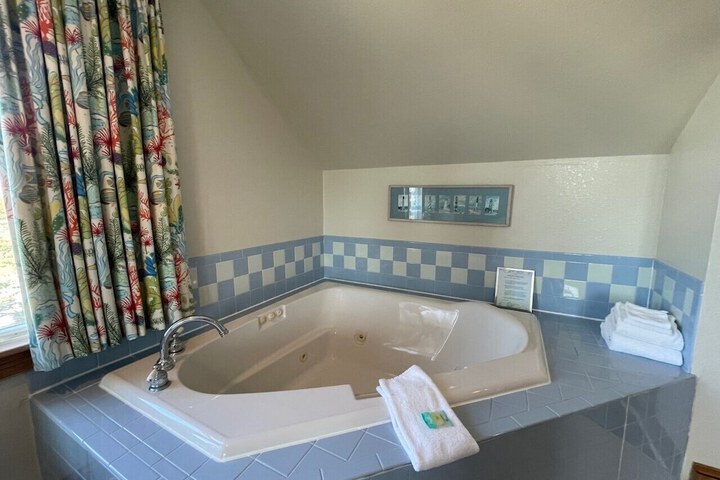 Hot Tub 64 of 66