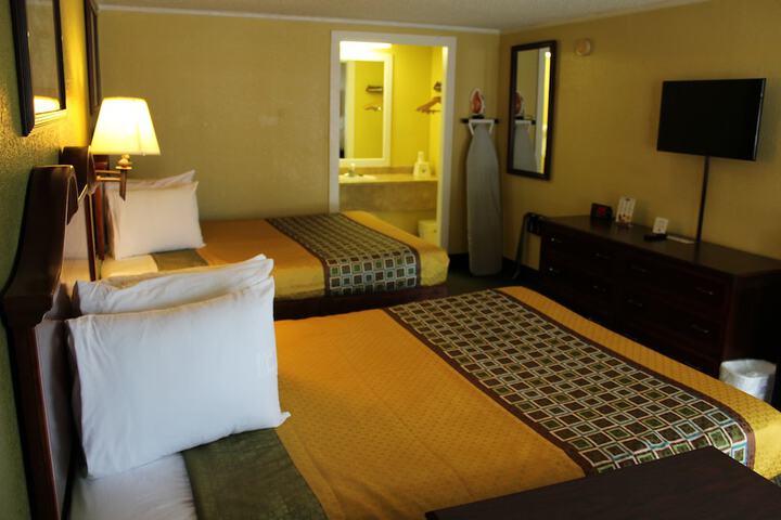 2 Queen Beds (10 of 14)