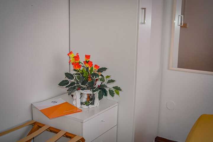 Room 12 of 76