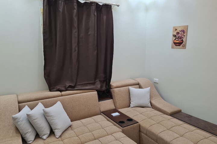 Room 9 of 12