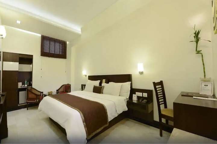 Room 5 of 18