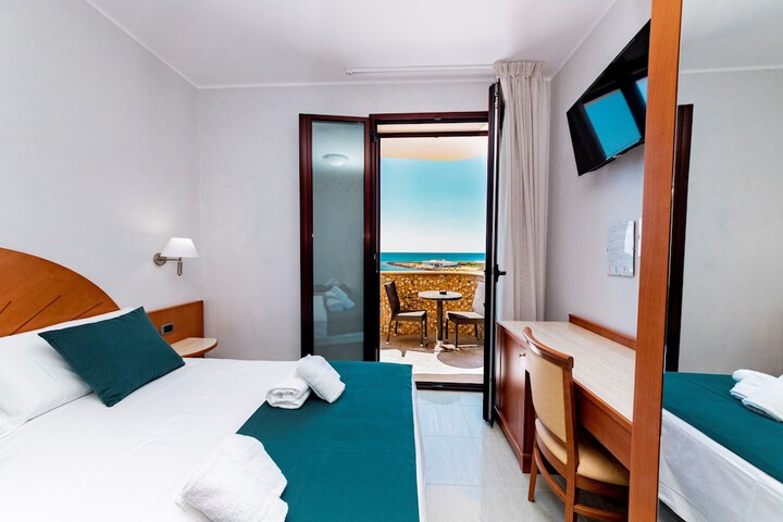 Room 4 of 48