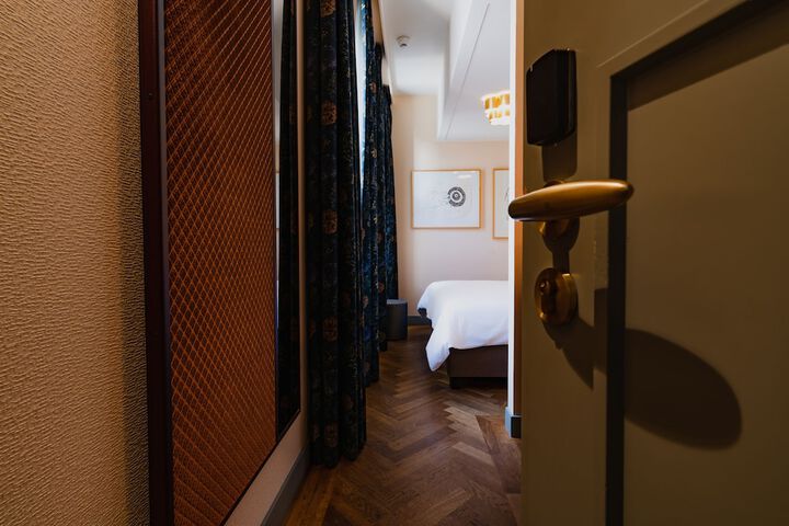 Room 30 of 239