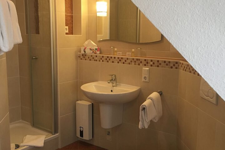 Room 13 of 27