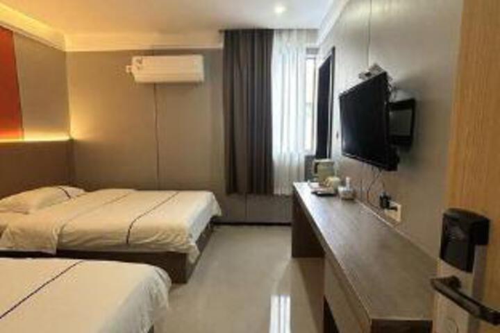 Room 7 of 9